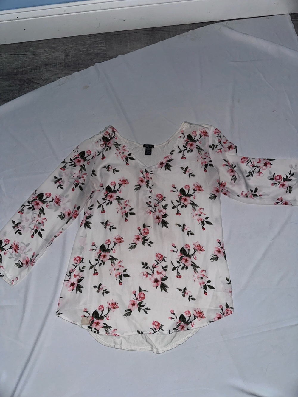 Rue21 White Floral V-Neck Blouse with Pink Flowers